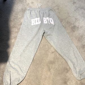 Hazel gray sweatpants with light pink logo